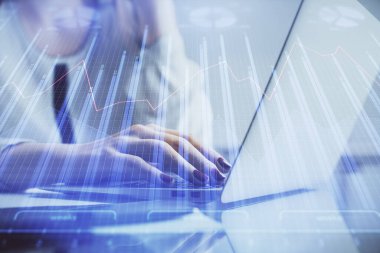 Bilgisayarda ve finansal grafik hologramında kadın eli yazarken çift pozlama. Borsa analizi kavramı.