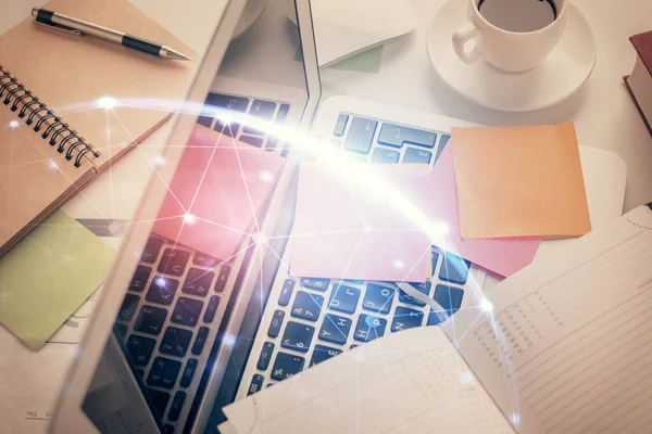 Masaüstü arkaplanındaki bilgisayar üzerinden sosyal ağ hologramı çizimleri. Üst Manzara. Çoklu maruz kalma. İnsanlarla bağlantı kavramı.