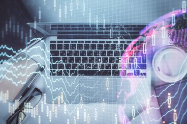 Bilgisayarla birlikte çok sayıda finansal şema çizimi. Araştırma kavramı. Üst görünüm.