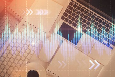 Finans piyasası grafiği ve masaüstü bilgisayarının üst görüntüsü. Çoklu maruz kalma. Yatırım kavramı.