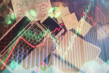 Finans piyasası grafiği ve masaüstü bilgisayarının üst görüntüsü. Çoklu maruz kalma. Yatırım kavramı.