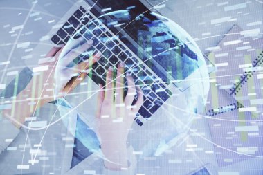 Bilgisayar ve finansal temalı hologram çizimleri üzerinde çalışan kadın elleri çift pozlama. Üst Manzara. İş konsepti.