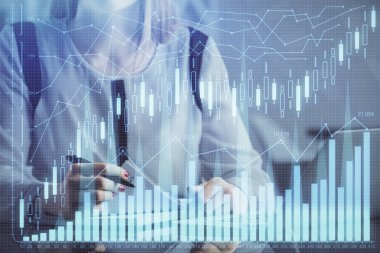 İşkadını ellerinin bilgisayar ve finansal grafik hologramı çizimlerinde çifte pozlama. Borsa analizi kavramı.