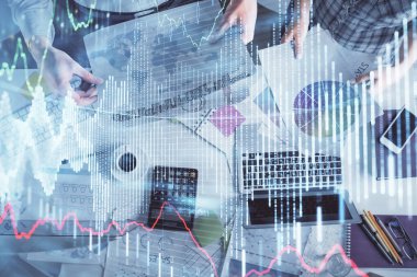 Birlikte çalışan kadın ve erkeğin çifte pozu ve finansal grafik hologramı çizimi. Pazar analizi konsepti. Bilgisayar arkaplanı. Üst Görünüm.