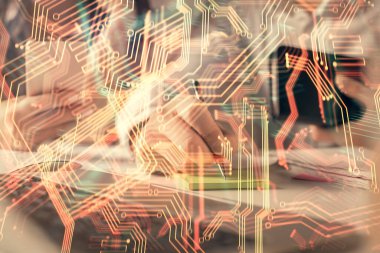 Kadın ve erkeğin birlikte çalışması ve hologram çizimi. Teknoloji konsepti. Bilgisayar arkaplanı.