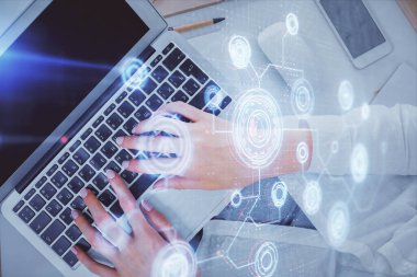 Bilgisayar ve veri temalı hologram çizimlerinde çalışan kadın elleri çift pozlama. Üst Manzara. Teknoloji konsepti.