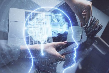 Bilgisayar ve insan beyin hologramı çizimleri üzerinde çalışan kadın ellerine çok maruz kaldı. Ai teknoloji konsepti.