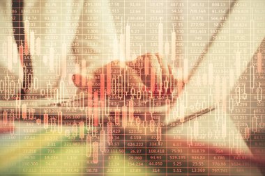 İşkadını ellerinin bilgisayar ve finansal grafik hologramı çizimlerinde çifte pozlama. Borsa analizi kavramı.