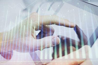 Bir adamın el ele tutuşması ve telefon ve finansal çizim kullanması. Pazar analizi kavramı.