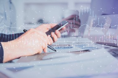 Bir adamın elini tutarken ve bir telefon ve finansal çizim kullanırken çift pozlama. Pazar analizi kavramı.