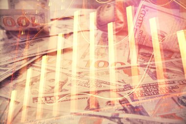 Forx grafiğinin çok sayıda görüntüsü bize dolar banknotları arka planında görünüyor. Finansal başarı piyasası kavramı.