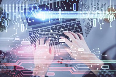 Bilgisayar klavyesinin ve veri temalı hologram çiziminin üzerine yazarken iki kez görüntülenmiş. Üst Manzara. Teknoloji konsepti.