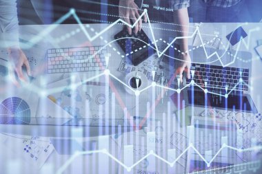 Birlikte çalışan kadın ve erkeğin birden fazla pozu ve finansal grafik hologramı. İş konsepti. Bilgisayar arkaplanı.