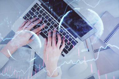 Bilgisayar ve ön grafik hologram çizimi üzerinde çalışan kadın elleri çift pozlama. Üst Manzara. Mali analiz kavramı.