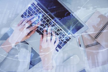 Bilgisayar ve ön grafik hologram çizimi üzerinde çalışan kadın elleri çift pozlama. Üst Manzara. Mali analiz kavramı.