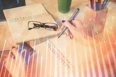 İnternetten alışveriş yapan kadının elinde kredi kartı ve mali grafik çizimi var. Borsa E-ticaret kavramı.