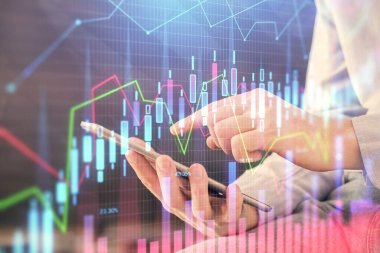 Bir adamın elini tutarken ve dijital bir cihaz ve ön grafik çizimi kullanırken çift pozlama. Finansal piyasa kavramı.