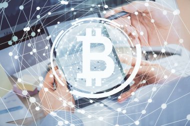 Bir adamın elini tutarken ve telefon ve kripto para birimi engelleme teması kullanırken çift pozlama.