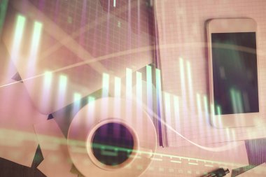 Forx grafik hologramının telefonlu masaüstü üzerinde çoklu pozlandırılması. Üst Manzara. Mobil ticaret platformu kavramı.