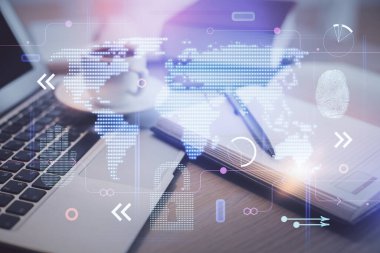 Masa arkasında kahve ve eşyalar olan iki kat harita çizimi ve masaüstü görüntüsü. Küresel veri kavramı.