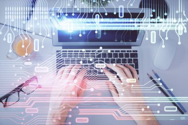 İnsan elinin bilgisayar klavyesi ve veri temalı hologram çiziminin üzerine yazarken çoklu pozlama. Üst Manzara. Teknoloji konsepti.