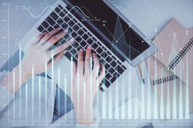 Bilgisayar ve ön grafik hologram çizimi üzerinde çalışan kadın elleri çift pozlama. Üst Manzara. Mali analiz kavramı.