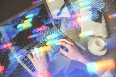 Bilgisayar ve veri temalı hologram çizimlerinde çalışan kadın elleri çift pozlama. Teknoloji kavramı.