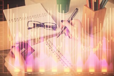 İnternetten alışveriş yapan kadının elinde kredi kartı ve mali grafik çizimi var. Borsa E-ticaret kavramı.