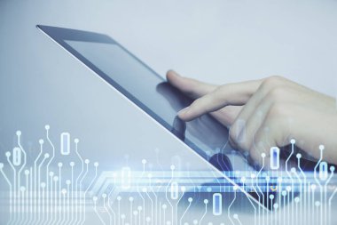 Dijital bir cihaz ve veri temalı çizim kullanan bir adamın el ele tutuşması. Yenilik kavramı.