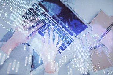 Bilgisayar ve ön grafik hologram çizimi üzerinde çalışan kadın elleri çift pozlama. Üst Manzara. Mali analiz kavramı.