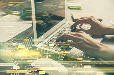 Bilgisayar ve veri temalı hologram çizimlerinde çalışan kadın elleri çift pozlama. Teknoloji kavramı.