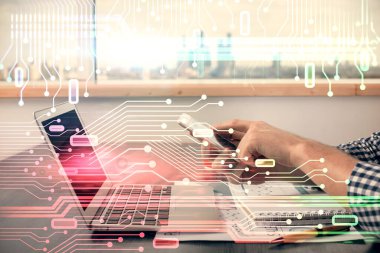 Bir adamın elini tutarken ve dijital bir cihaz ve veri temalı hologram çizimi kullanırken çift pozlama. Teknoloji konsepti.