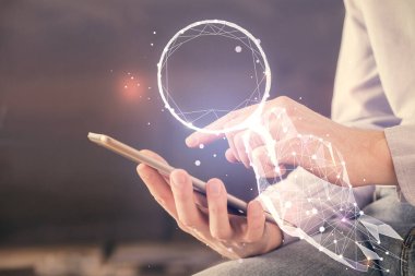 Bir insanın elini tutarken ve mobil bir cihaz ve yaratıcı hologram çizimi kullanırken çift pozlama.