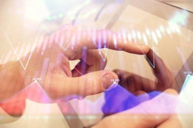 Bir adamın el ele tutuşması ve telefon ve finansal çizim kullanması. Pazar analizi kavramı.