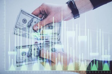 Finansal grafiğe çoklu pozlama hologram, Amerikan dolarları ve insan eli. Analiz kavramı.