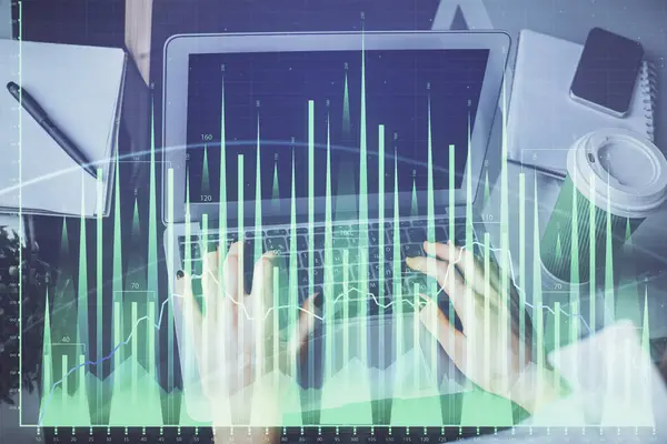 컴퓨터로 타이핑하는 여성의 노출되고 심방도 Forex Chart 홀로그램 — 스톡 사진