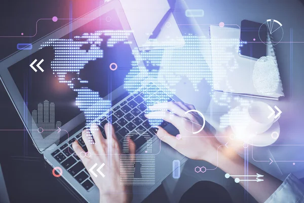 コンピューターと世界地図のホログラムドローイングで働く女性の手の二重露出 国際技術ビジネスの概念 — ストック写真