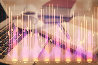 Finans şeması çizimine ve masaüstüne kahve ve masa arkasında eşyalar ile çifte pozlama. Önx piyasa ticareti kavramı