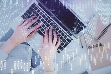 Bilgisayar ve ön grafik hologram çizimi üzerinde çalışan kadın elleri çift pozlama. Üst Manzara. Mali analiz kavramı.