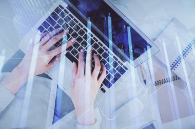 Bilgisayar ve ön grafik hologram çizimi üzerinde çalışan kadın elleri çift pozlama. Üst Manzara. Mali analiz kavramı.