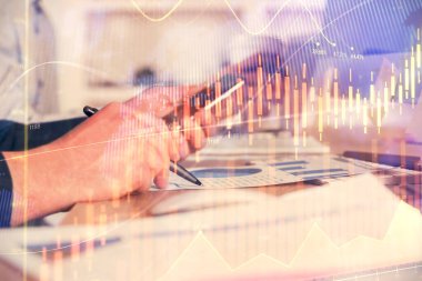 Bir adamın elini tutarken ve bir telefon ve finansal çizim kullanırken çift pozlama. Pazar analizi kavramı.