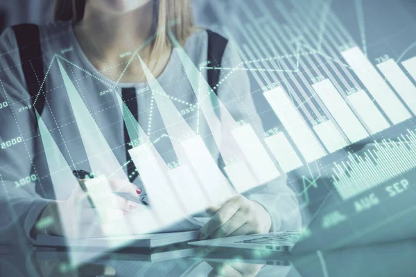 İşkadını ellerinin bilgisayar ve finansal grafik hologramı çizimlerinde çifte pozlama. Borsa analizi kavramı.
