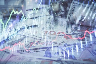 Forx grafiğinin çok sayıda görüntüsü bize dolar banknotları arka planında görünüyor. Finansal başarı piyasası kavramı.