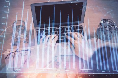 Dizüstü bilgisayarda klavye ve forx grafik hologram çizimlerini yazarken çift pozlama. Üst Manzara. Finans piyasası kavramı.