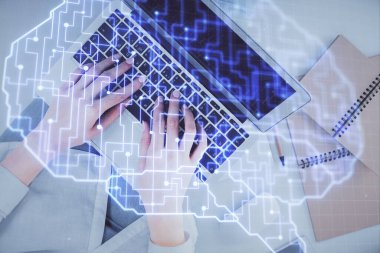 Bilgisayar ve insan beyin hologramı çizimleri üzerinde çalışan bir kadının çifte pozu. Üst Manzara. Ai kavramı.