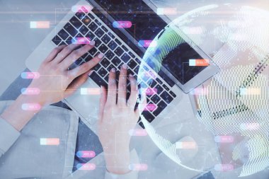 Bilgisayar ve dünya haritası çizimleri üzerinde çalışan kadın elleri çift pozlama. Üst Manzara. Uluslararası iş kavramı.