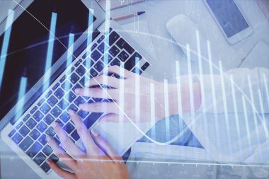 Bilgisayar ve ön x çizim hologramı üzerinde çalışan kadın elleri çift pozlama. Üst Manzara. Mali analiz kavramı.