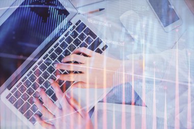Bilgisayar ve ön x çizim hologramı üzerinde çalışan kadın elleri çift pozlama. Üst Manzara. Mali analiz kavramı.
