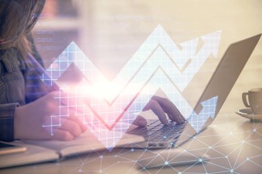 Bilgisayarda yazı yazan ve ok çizen kadınların ellerine iki kez maruz kalmışlar. Başarı konsepti.