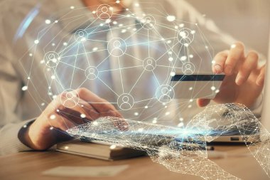 Elinde kredi kartı ve sosyal ağ temalı bir çizim tutan bir adamın çift pozu. Dijital finans ve E-ticaret kavramı.